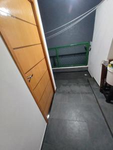 Um quarto com banheiro privativo