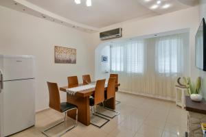 2BR Flat in Center and Sea Walk