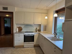 Hyggeligt hus ved fjord og by