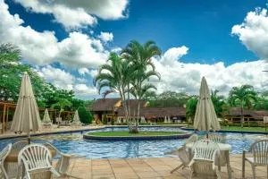 Flat com vista Lago e piscina aquecida - Salgadinho