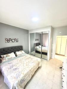 3 Bedrooms Cozy Apartment Prime Location Walk Anywhere شقة مفروشة واسعة شارع الجاردنز