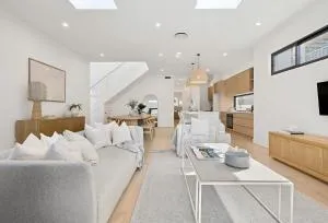 Luxurious 5 Bed Retreat with Pool near Gymea Village - Miranda