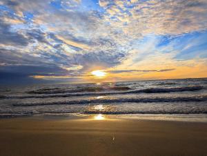 CoronaCove - New luxury retreat with private beach, views and sunsets!