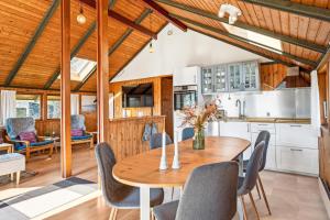 Cozy Older House Close To The Beach