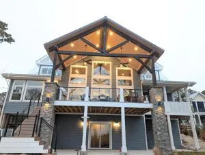 CoronaCove - New luxury retreat with private beach, views and sunsets! - 开普查尔斯