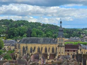 Appartements LA MAISON VALENTIN AU COEUR DE LA CITE MEDIEVALE : photos des chambres