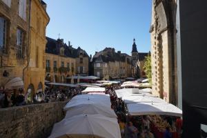 Appartements LA MAISON VALENTIN AU COEUR DE LA CITE MEDIEVALE : photos des chambres