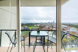 Stylish Cosy Gem w Pool, Tennis Court, & Parking