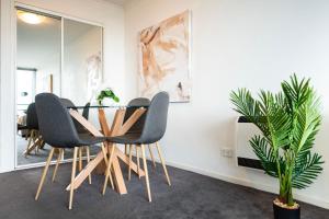 Stylish Cosy Gem w Pool, Tennis Court, & Parking