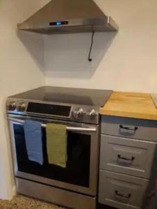 WHOLE HOME Cheerful Quiet 2 bedroom home 20 minutes from beaches