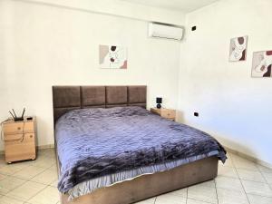 Cozy 2 Bedroom Apartment 10 Min walk to center