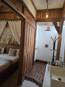 Phòng Deluxe Giường Đôi Có Ban Công (Deluxe Double Room with Balcony)