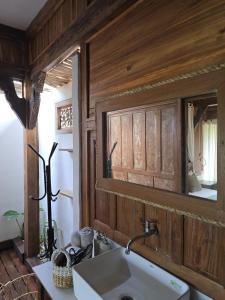 Phòng Deluxe Giường Đôi Có Ban Công (Deluxe Double Room with Balcony)