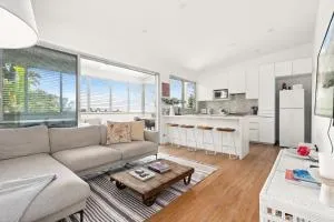 Luxury 2-Bed with Ocean Views and Garden - Narrabeen