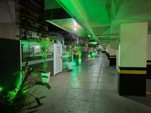 Bonito Apto PÉ NA AREIA aprox 50M da Praia do Forte Cabo Frio confortável aconchegante e bem localizado com 90m2 ar cond nos 2 qtos tv a cabo Premiere Netflix Internet no prédio da lanch Play Gui e rest Vira Verão Pacote de Carnaval 6 dias ou mai