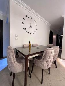 شقة فندقية بالشيخ زايد امام city walk و جميع الخدمات