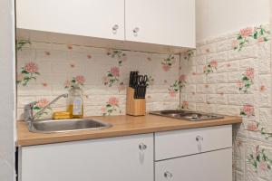 Comfortable 2BR Apt Central & Well Connected