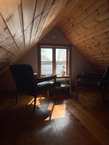 Stuga med sjöutsikt