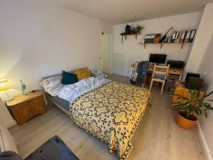 Like a house - lovely Maisonette with Cats