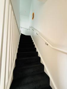 Stylish 2 bedrooms townhouse in central Wellington with a free car park