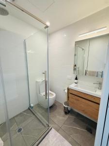 Stylish 2 bedrooms townhouse in central Wellington with a free car park