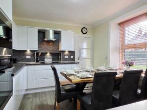 Inverness City 4 Bedroom house free parking
