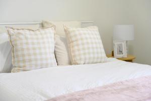 Chic One-Bedroom Hideaway with Free Parking&Wi-Fi