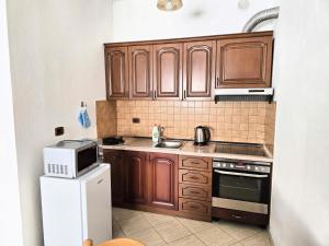 Sunny 2 BR Near City Center