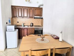 Sunny 2 BR Near City Center
