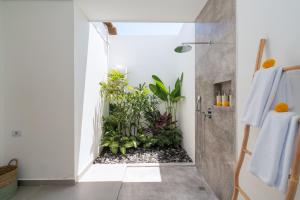 Villa Lounes 2 - Private Luxury 1BR Villa near Nyanyi Beach & Luna Beach Club