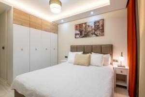 Retro No 7, Cleopatra beach