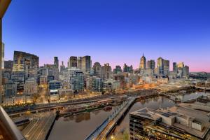 Luxury City and River Views & Free Parking