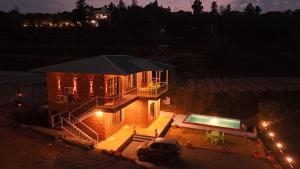 Lifeline Villas - Wonderment Luxurious Valley Touch 5Bhk Villa With Infinity Pool Close to Strawberry farms