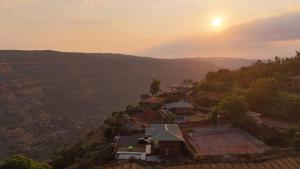 Lifeline Villas - Wonderment Luxurious Valley Touch 5Bhk Villa With Infinity Pool Close to Strawberry farms