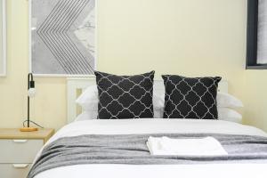 CBD 3br apt for 8 guests near Train & Shopping