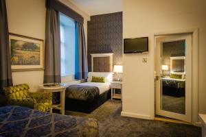 Deluxe Twin Room room in Hotel Isaacs Cork City