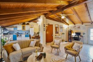 Bolia Apartment, near Corfu Town, Airport and Green buses