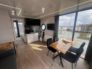 Winter escape at houseboat Sanches Lake View Monnickendam