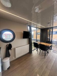 Winter escape at houseboat Sanches Lake View Monnickendam