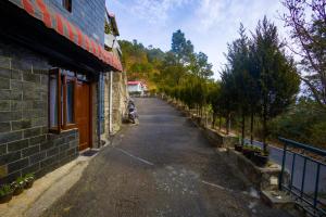 Alaya Stays Kasauli Woods Cottage 3 BHK Retreat with Outdoor Lounge & Balcony