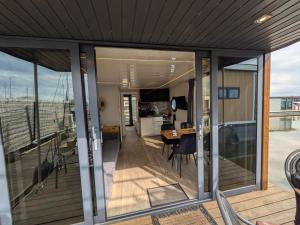 Winter escape at houseboat Sanches Lake View Monnickendam