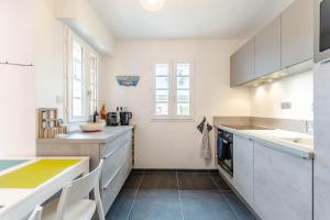 Le Clos l Pool & Balcony l Shellter Rentals