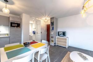 Le Clos l Pool & Balcony l Shellter Rentals