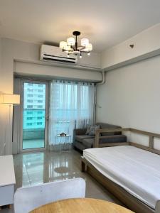 Tower 1 Rm 305 FREE Parking, FREE Pool, Balcony, 1Bedroom 4 beds