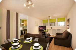 Nottingham Centre - Victoria Centre Two Bedrooms Apartments - Most Central Location inside Victoria Centre Shopping Centre with 1pm Check-Out - close to Christmas Market - Full Kitchen - next to Hilton Hotel - Parking Cars or Vans from Five Pounds a 