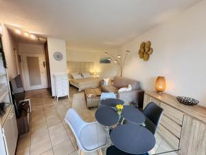 Studio with a shared pool near the beaches and golf course and the Chateau de La Napoule - 2244