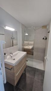 Appartements Appartement T2 avec Balcon, Parking Privee a 2min de la plage, Rue Pietonne : photos des chambres