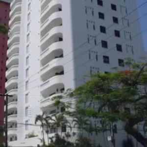 Amplo apartamento, moderno, ventilado, impecável.