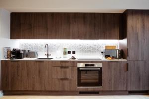 Luxury City Pad WiFi Rooftop Garden Family Workers