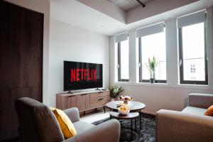 Luxury City Pad WiFi Rooftop Garden Family Workers